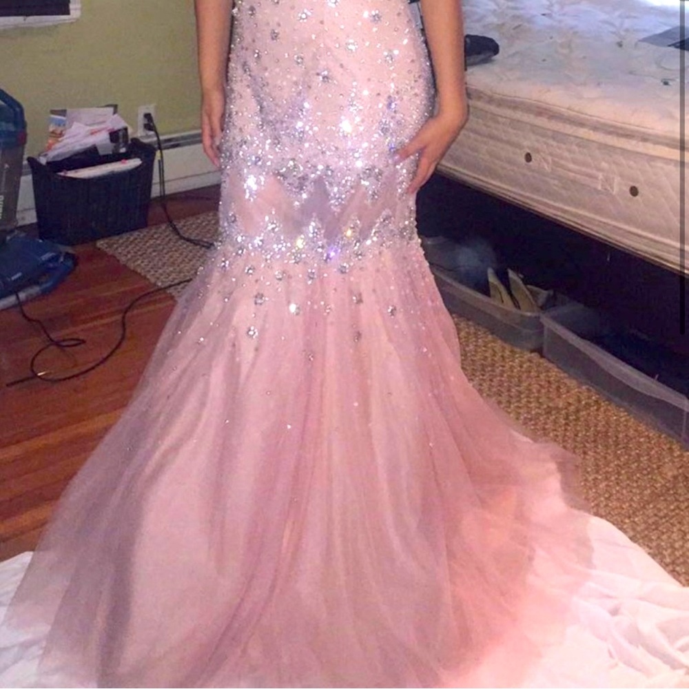 Size 6-8 Prom dress with beautiful detailing💌 For more details message me ✨